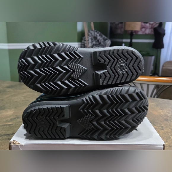 Arctix Kids Boots in Aqua and Black #1107 - Picture 4 of 11